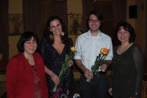 Michaela Karl und Hubert Ramesberger werden nach dem gelungenen Abend zum Frauenwahlrecht mit Blumen beschenkt.