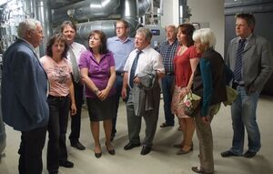 MdB Bärbel Kofler (4. v. l.) beim Besuch in Vilsbiburg