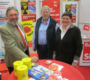Kreisrat Arno Wolf und stv. Landrätin Christel Engelhard sammeln Unterschriften am SPD-Messestand