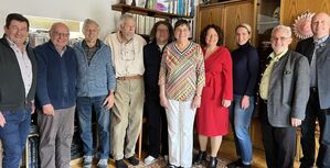 Kreisrätin Christel Engelhard (Bildmitte) mit ihrem Mann Bernd und den Gratulanten