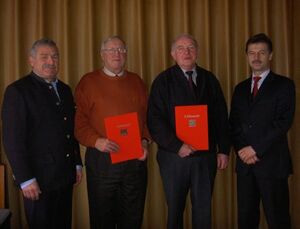 Von links: Johann Heim (Gemeinderat), Johann Fischer, Wilhelm Hoffmann, Martin Hujber (OV-Vorsitzender)