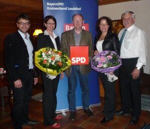 Dr. Bernd Vilsmeier (Mitte) gratuliert den neugewählten Landshuter Kreisvorsitzenden