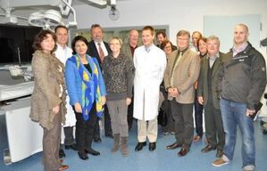 zeigte sich beeindruckt vom Angebot des Krankenhauses Landshut Achdorf: MdL Sabine Dittmar (5. v. l.)