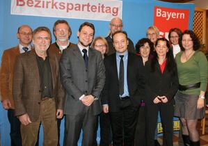 Harald Unfried (Mitte) und die Delegierten aus der Stadt und dem Landkreis Landshut freuen sich über die gute Platzierun