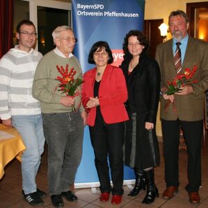 Die Abgeordnete Johanna Werner-Muggendorfer (Mitte) ehrte die verdienten Parteimitglieder aus Pfeffenhausen.