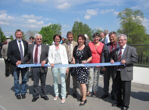 SPD-Politiker aus dem Landkreis und der Gemeinde Niederaibach bei der Brückenfreigabe
