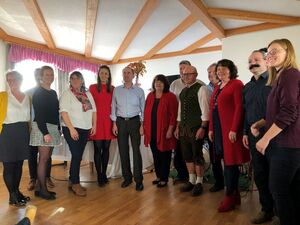Die Jubilarin Angelika Wimmer mit ihren Gratulanten