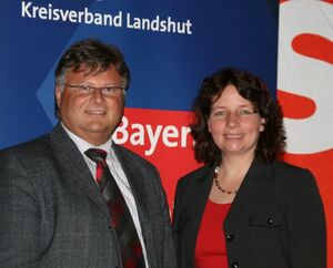 Bürgermeister Franz Göbl und die SPD-Kreisvorsitzende Ruth Müller sind enttäuscht von der Politik der Staatsregierung.