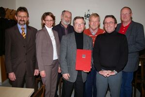 Ortsvorsitzender G. Langner, Gemeinderätin K. Schanzer (von links) und Kreisrat P. Barteit (rechts) mit den Geehrten