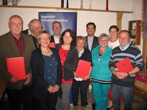 Foto: Die geehrten Parteimitglieder mit neugewähltem, stellvertretendem Ortsvorsitzenden Ugur Sahin (4.v. r.)