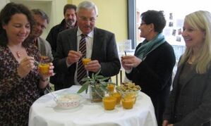 Die Kreisräte waren von den Kochkünsten, hier mit der Kürbiskremsuppe, von „Oma Wally“ begeistert.