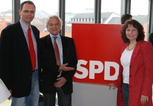 Herbert Lohmeyer, Wolfgang Kreissl-Dörfler und Ruth Müller diskutieren über Schulobst