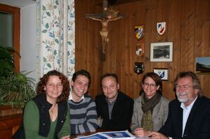 Unterbezirksvorsitzender Harald Unfried (Mitte) im Kreise der Kandidatinnen und Kandidaten der Landtags- und Bezirkstags