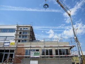 Ein Blick auf den Anbau der Realschule Ergolding