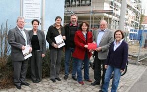 Spendenübergabe vor der Baustelle des AWO-Mehrgenerationen-Hauses in Landshut