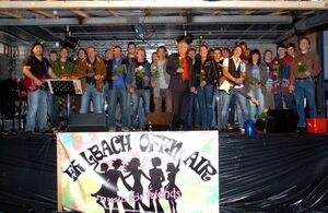 Alle Musiker mitsamt Organisatoren vom "Open-Air Erlbach I" auf der Bühne.